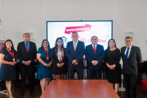 Autoridades de la Universidad Privada San Juan Bautista y del Hospital Carlos Lanfranco La Hoz posan tras la firma del convenio en el Campus Hacienda Villa.