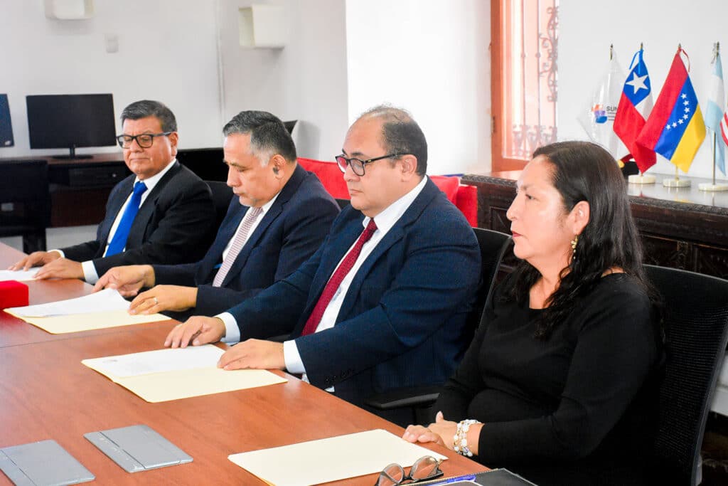 Autoridades del Hospital Carlos Lanfranco La Hoz presentes en la ceremonia de firma del convenio con la Facultad de Ciencias de la Salud de la UPSJB.