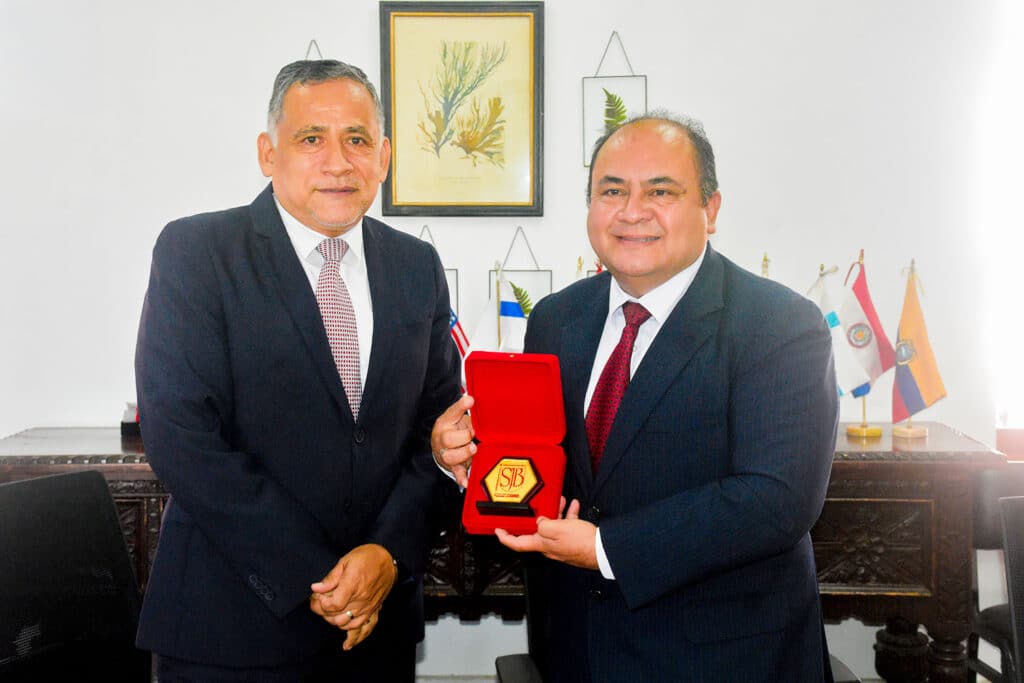 Entrega de placa institucional de la Universidad Privada San Juan Bautista al Dr. Luis Enrique Ríos Olivos, director ejecutivo del Hospital Carlos Lanfranco La Hoz, en reconocimiento a la alianza académica y asistencial.