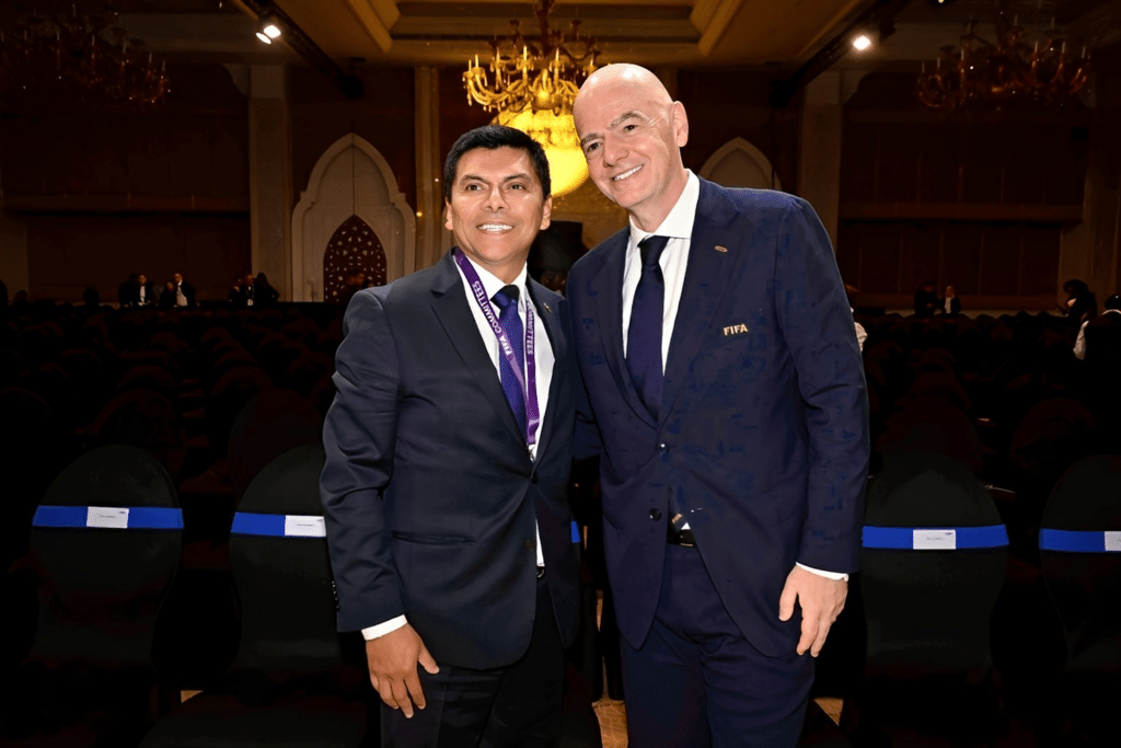El Mag. Omar Valentín Gonzáles Mechán, directivo de la Universidad Privada San Juan Bautista, junto al presidente de la FIFA, Gianni Infantino, tras su designación como miembro de la Comisión Jurídica Internacional.