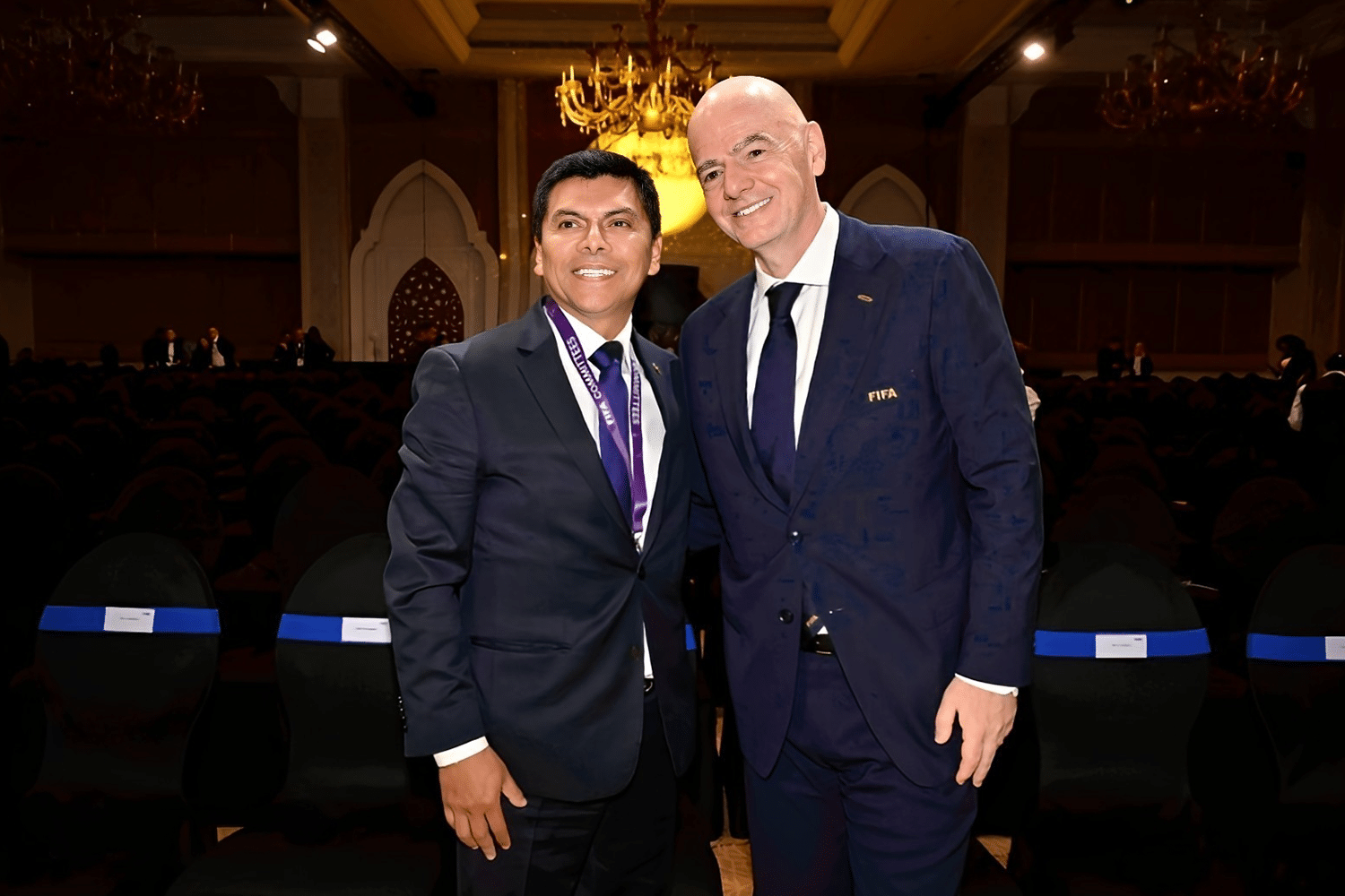 El Mag. Omar Valentín Gonzáles Mechán, directivo de la Universidad Privada San Juan Bautista, junto al presidente de la FIFA, Gianni Infantino, tras su designación como miembro de la Comisión Jurídica Internacional.