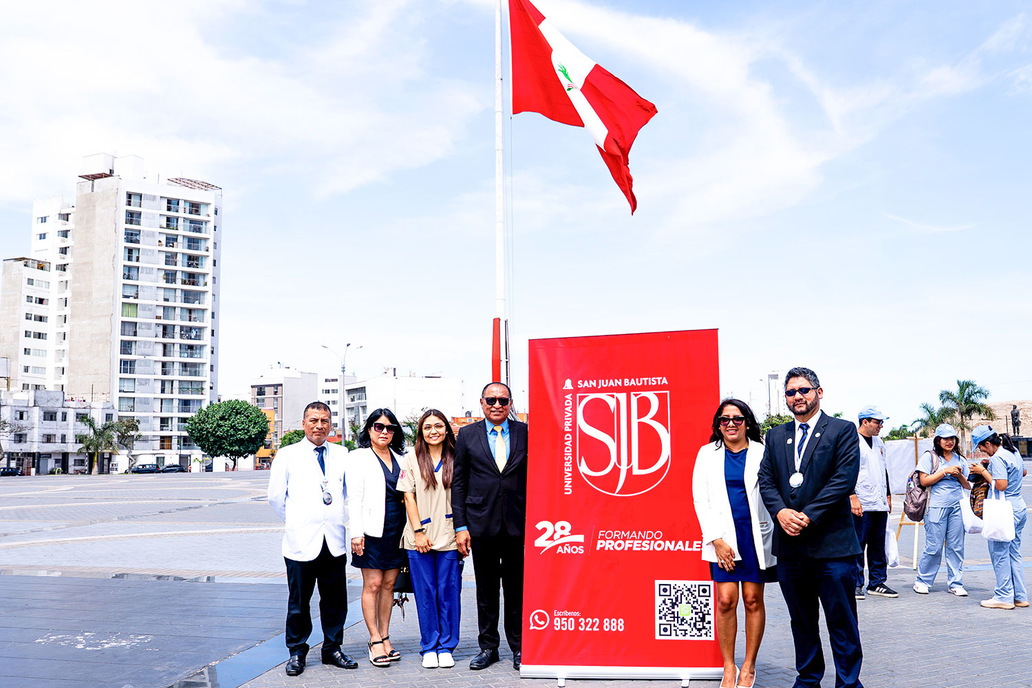 Equipo de la Escuela de Tecnología Médica con miembros del Colegio de Tecnólogos