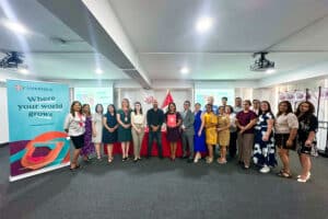 Foto grupal de docentes del Centro de Idiomas de la Universidad Privada San Juan Bautista junto a la expositora internacional de Cambridge, al finalizar la capacitación sobre IA generativa en el Auditorio Luis Abraham Elías Ghezzi, en San Borja.