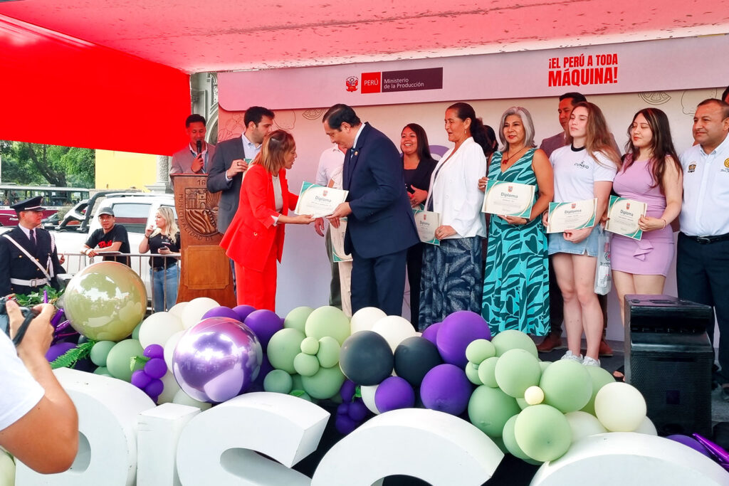 Entrega oficial del reconocimiento al Pisco Mío Cid El Campeador, proyecto insignia de la UPSJB, recibido por el Lic. Raúl Castilla en representación del equipo institucional.