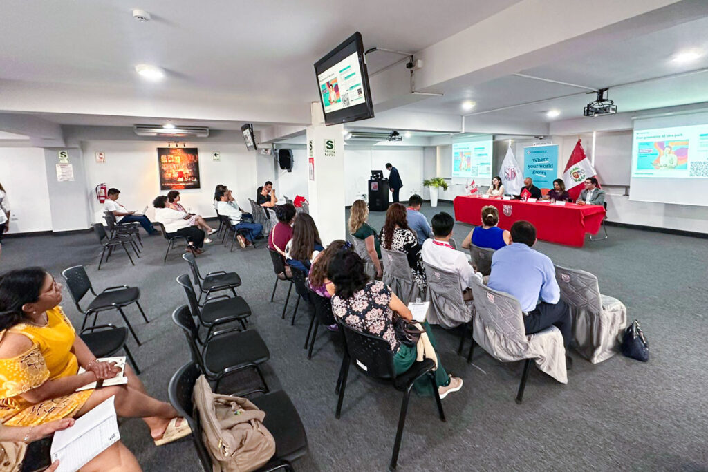 UPSJB fortalece a sus docentes con capacitación de Cambridge sobre IA generativa en el aula 1 Imagen de la expositora Jasmin Silver durante el taller de Cambridge sobre actividades de IA generativa, dirigiéndose a los docentes de inglés de la UPSJB en una sesión formativa en el auditorio institucional.