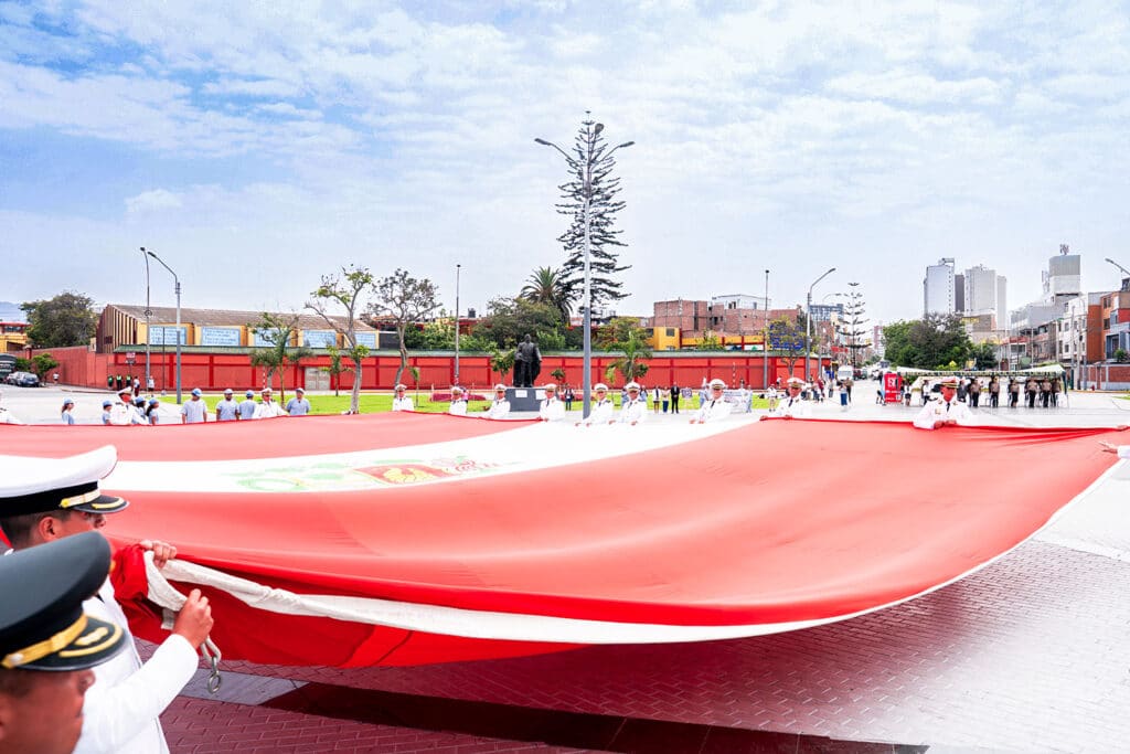 Solemne izamiento del Pabellón Nacional en la Plaza de la Bandera, símbolo de respeto, identidad y reconocimiento al rol de los profesionales en Tecnología Médica formados con calidad y valores en la UPSJB.