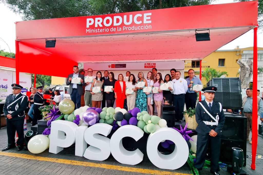 Foto grupal de los ganadores reconocidos durante la ceremonia por el Día del Pisco Peruano, donde la UPSJB celebra un nuevo logro internacional.