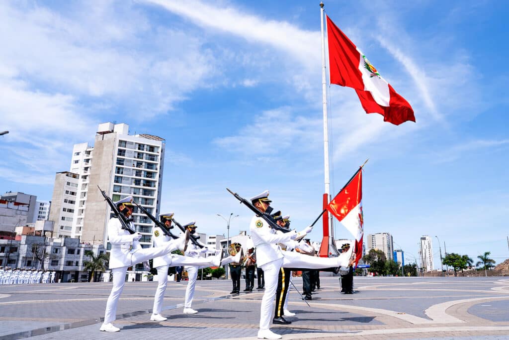 Desfile cívico en el marco del “Mes Celeste”, una jornada que fortalece la identidad profesional y visibiliza el impacto de los Tecnólogos Médicos en la salud del país.