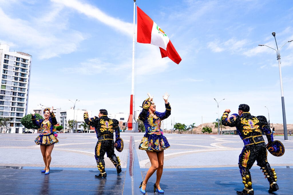 Presentación artística que dio realce a la conmemoración, integrando cultura y civismo en una actividad que reunió a autoridades, estudiantes y profesionales del sector salud junto a la UPSJB.