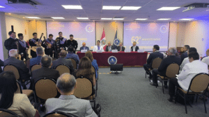 Integrantes de la Tuna Universitaria de la UPSJB realizan una presentación musical durante la ceremonia por el 62.º aniversario de ASPEFAM.