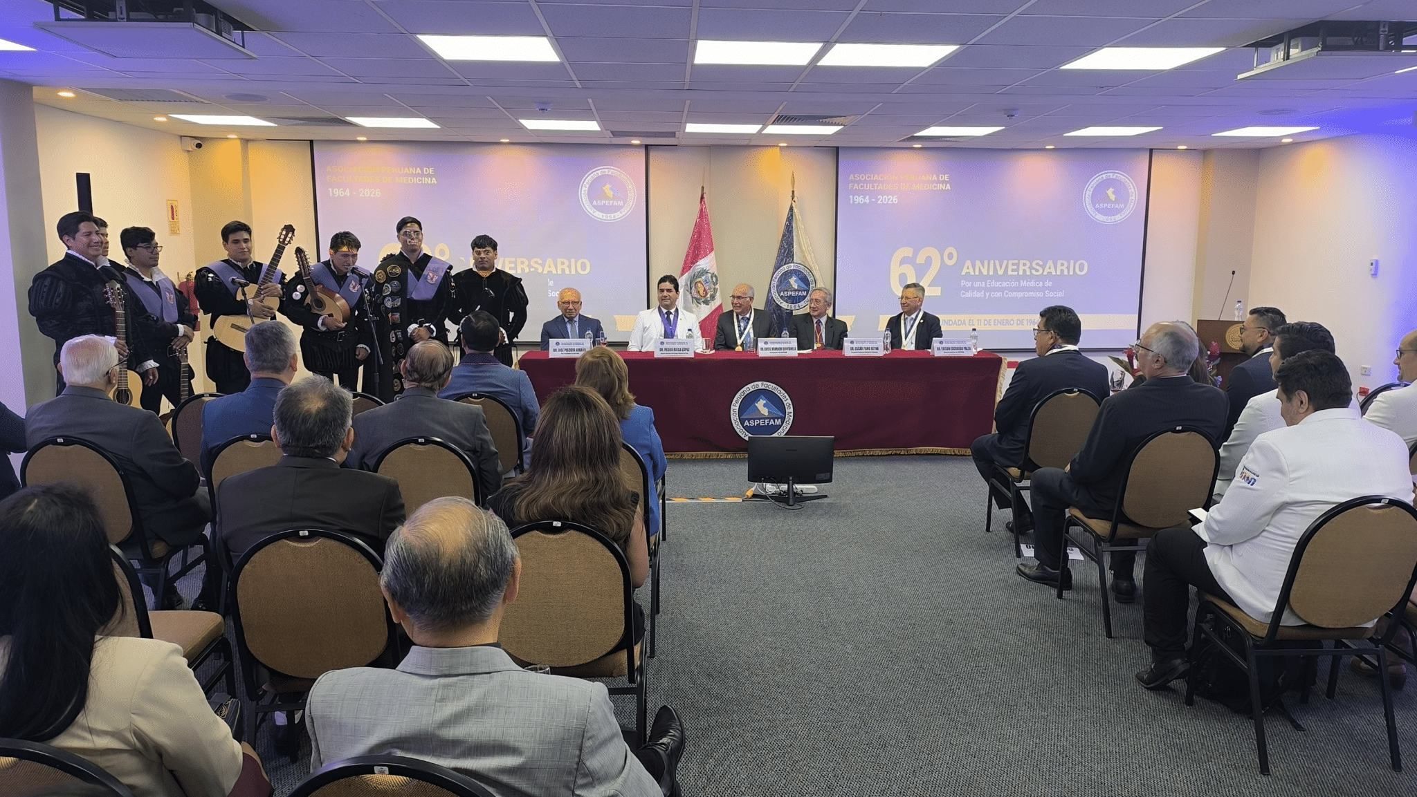 Integrantes de la Tuna Universitaria de la UPSJB realizan una presentación musical durante la ceremonia por el 62.º aniversario de ASPEFAM.