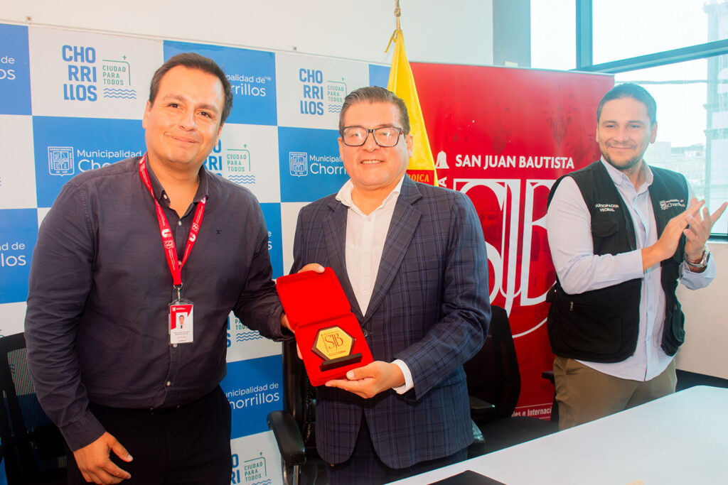 UPSJB entrega reconocimiento al alcalde de Chorrillos durante ceremonia de becas universitarias en Chorrillos