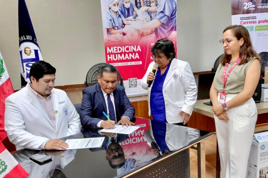 Universidad Privada San Juan Bautista fortalece al Hospital San José de Chincha 1 Firma de documentos entre la UPSJB y el Hospital San José de Chincha durante actividad institucional