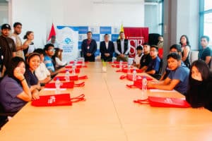 Grupo de estudiantes becados por la UPSJB junto a autoridades en Chorrillos