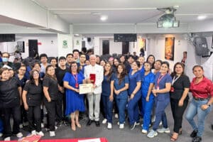 Fotografía grupal de estudiantes de Medicina de la UPSJB junto al Dr. Chávarri y autoridades en la Masterclass de Láser Dermoestético.