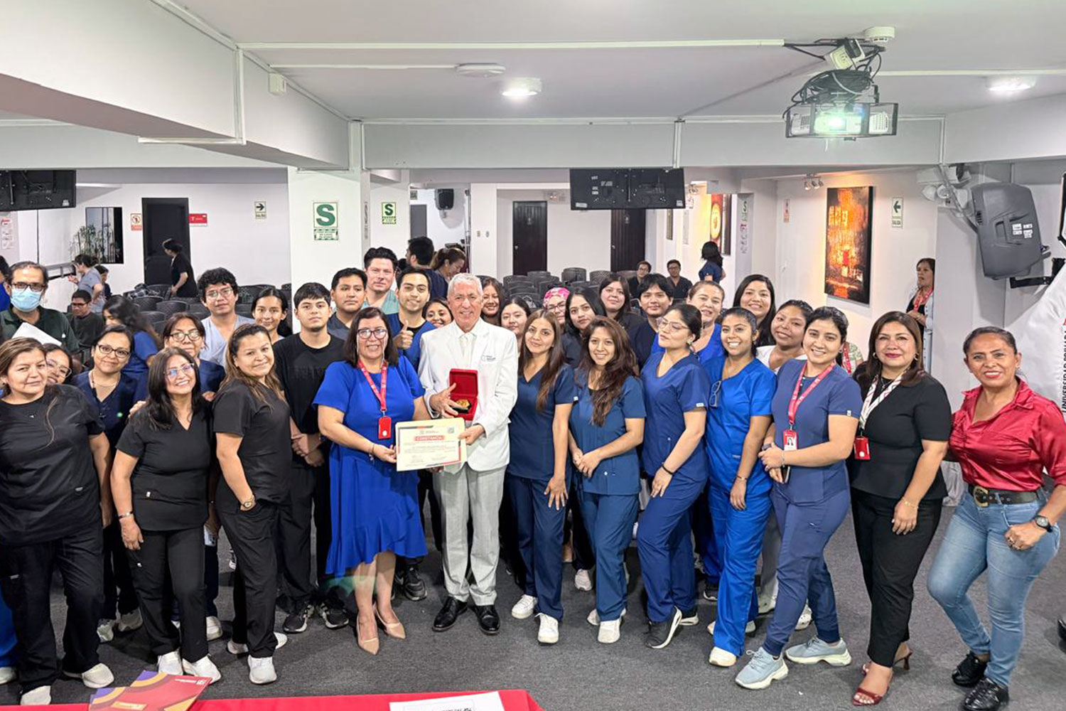 Fotografía grupal de estudiantes de Medicina de la UPSJB junto al Dr. Chávarri y autoridades en la Masterclass de Láser Dermoestético.