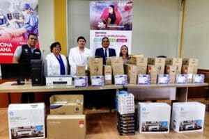Entrega de computadoras e impresoras por parte de la UPSJB al Hospital San José de Chincha