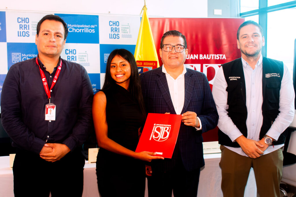 Autoridades y becaria beneficiada en ceremonia de becas universitarias UPSJB Chorrillos