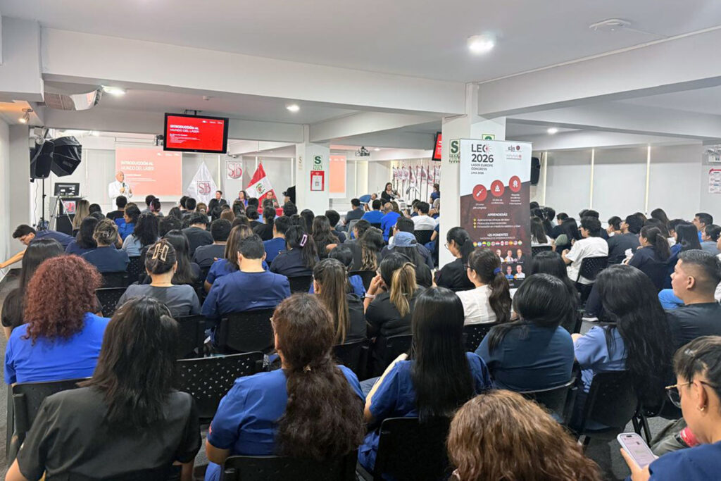 Vista del auditorio lleno de estudiantes de medicina de la UPSJB atendiendo la Masterclass de Láser Dermoestético.
