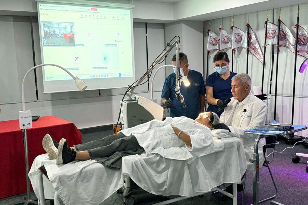Demostración práctica en vivo de aplicación de láser dermoestético en paciente por el Dr. Chávarri en la UPSJB.