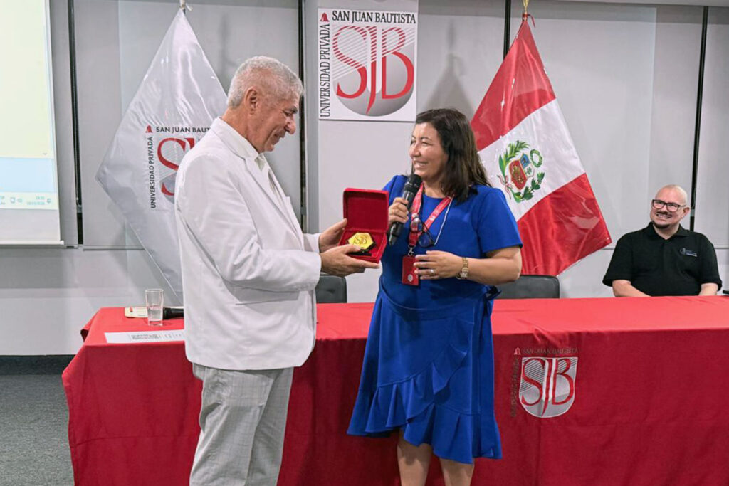 Dra. Jenny Zavaleta, directora de la escuela profesional de Medicina Humana de la UPSJB entregando reconocimiento al Dr. Chávarri Michaels en la Masterclass de Láser Dermoestético.