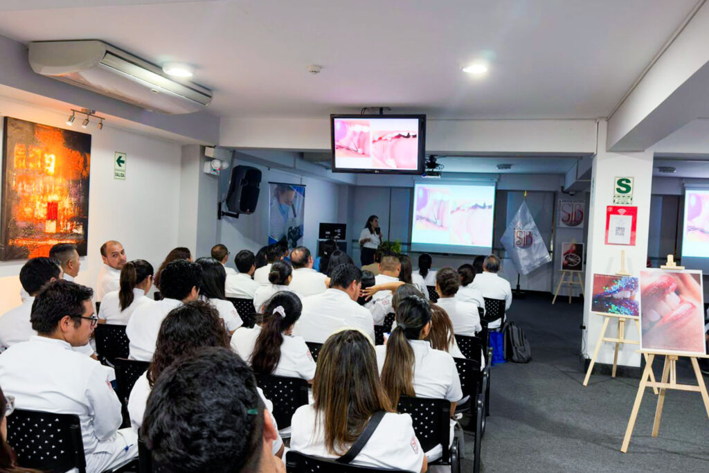 Noche Clínica UPSJB 2025-II fortalece la excelencia académica en Estomatología 2 Vista posterior del auditorio con público durante la Noche Clínica UPSJB 2025-II