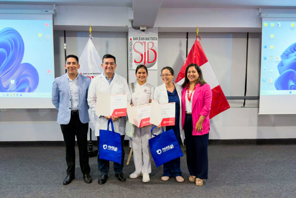 Noche Clínica UPSJB 2025-II fortalece la excelencia académica en Estomatología 3 Entrega de premios por autoridades durante la clausura de la Noche Clínica UPSJB 2025-II