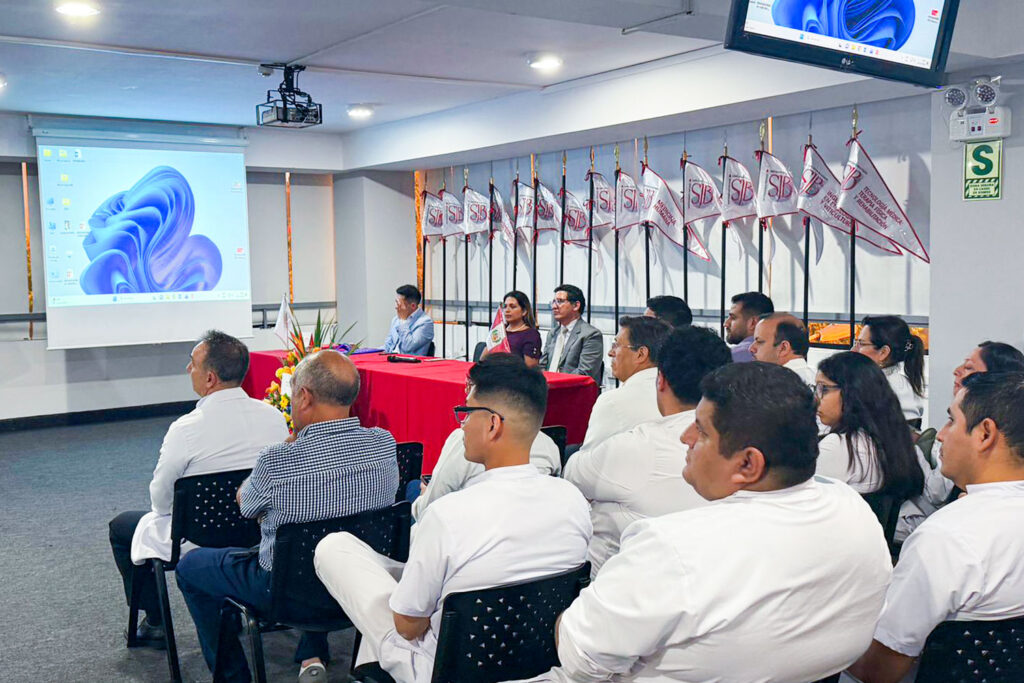 Noche Clínica UPSJB 2025-II fortalece la excelencia académica en Estomatología 4 Público asistente en vista frontal durante la Noche Clínica UPSJB 2025-II en la UPSJB