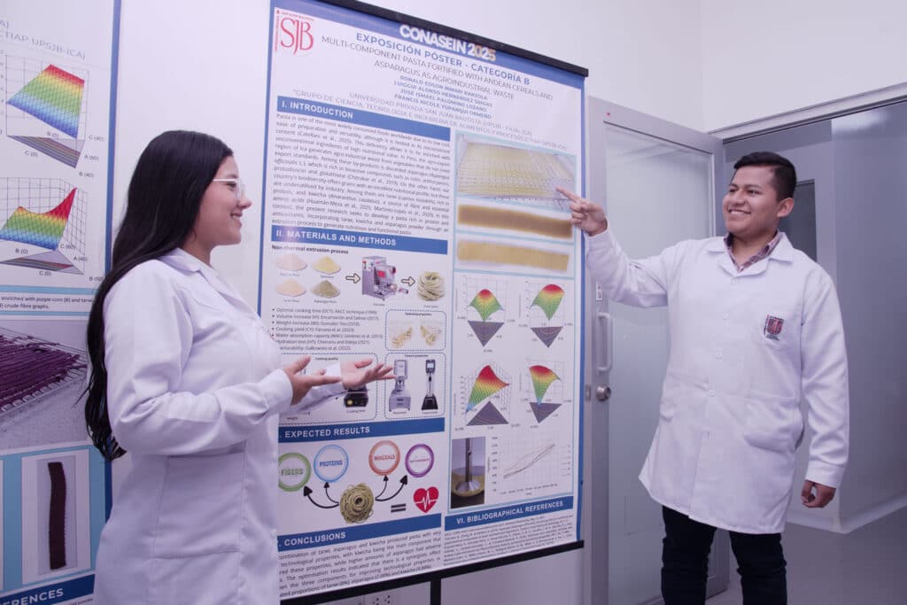 Investigador de la Universidad Privada San Juan Bautista explicando un paper científico en reunión académica, relacionado con el Ranking Scimago 2026.