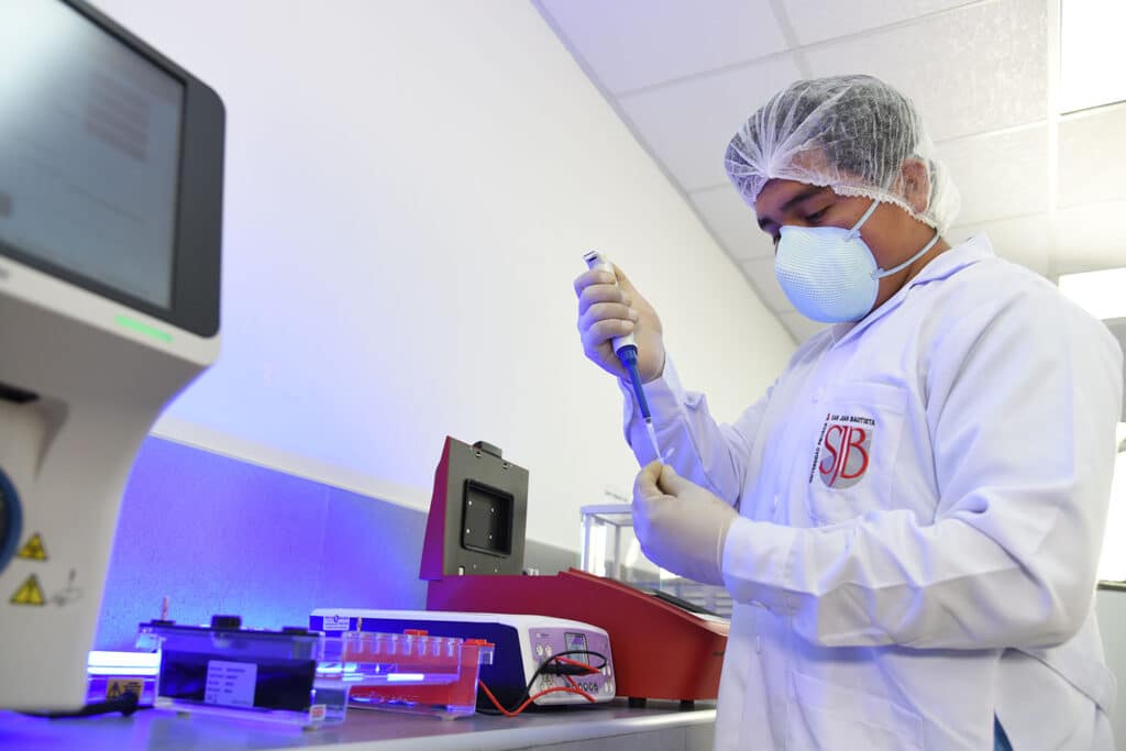 Investigadores de la Universidad Privada San Juan Bautista trabajando en laboratorio universitario para proyectos científicos vinculados al Ranking Scimago 2026.