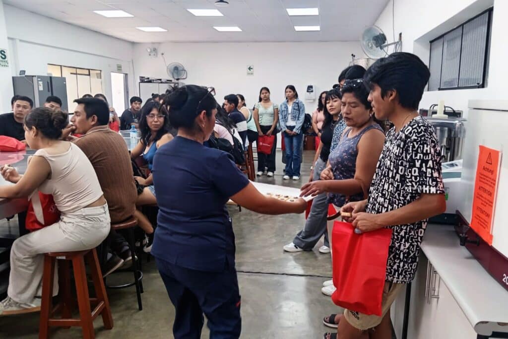 Personal de la UPSJB brinda una bienvenida a padres y estudiantes durante jornada de integración en aula universitaria.