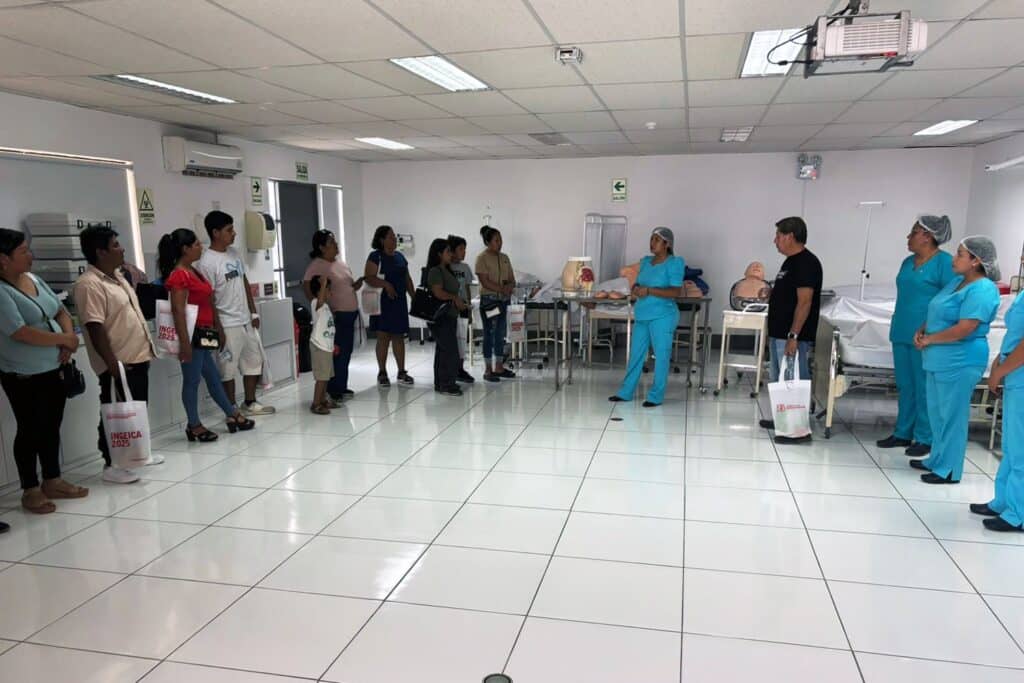 Personal académico expone ante padres en aula especializada durante jornada de orientación en la UPSJB.