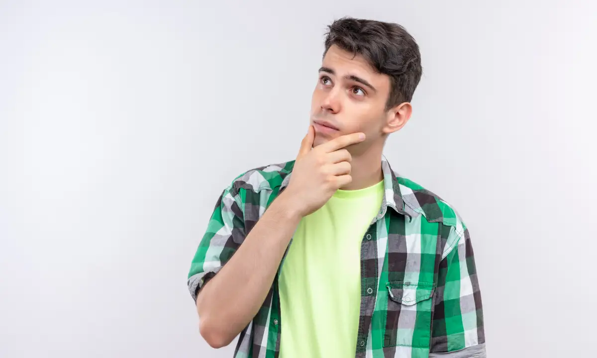 Estudiante preguntándose si debería estudiar la carrera de psicología.