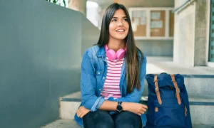 Escolar decidiendo entre diferentes carreras profesionales.