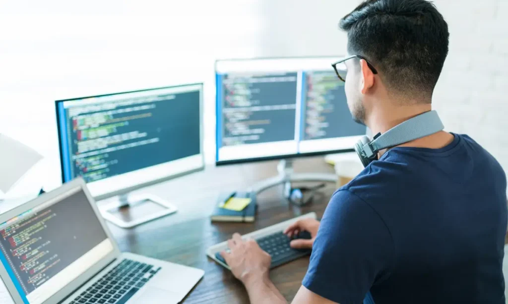 Alumno de ingeniería de sistemas estudiando un lenguaje de programación.