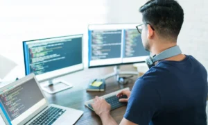 Alumno de ingeniería de sistemas estudiando un lenguaje de programación.