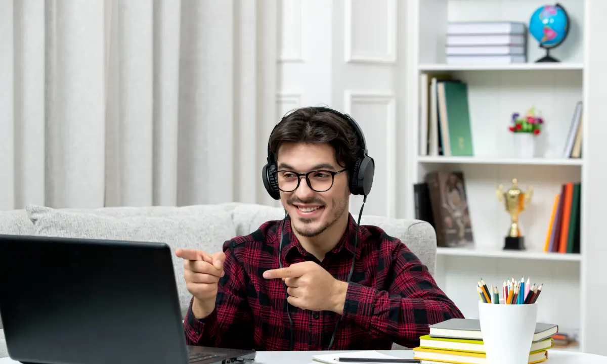 Alumno de una maestría online en clases.