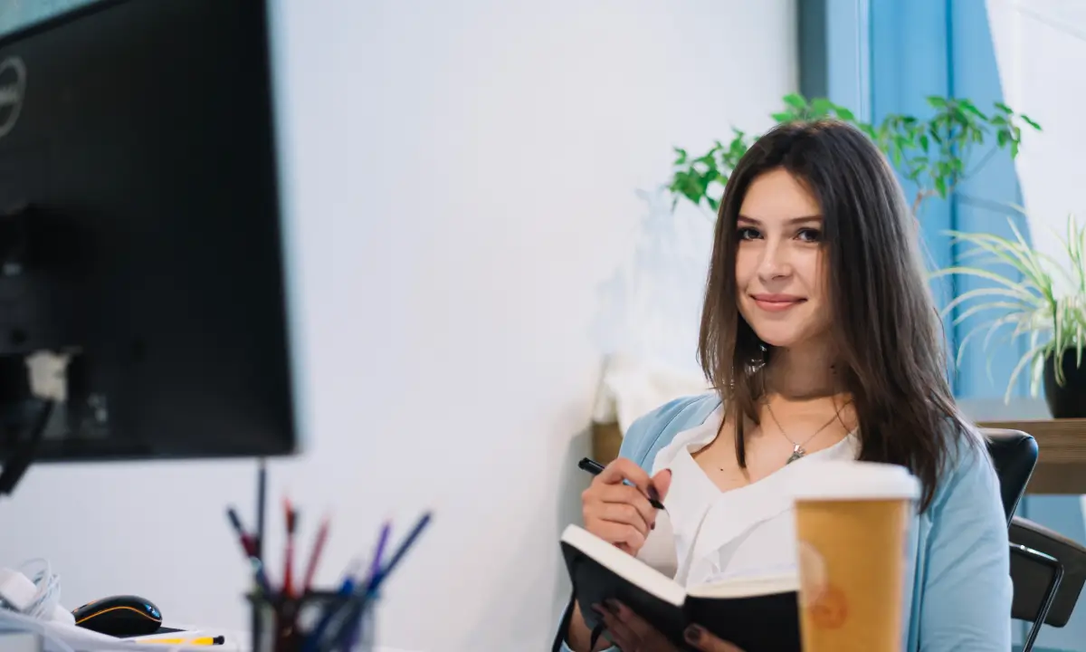 Profesional pensando en estudiar una segunda carrera a través de la modalidad de ingreso para segundas carreras de la UPSJB.