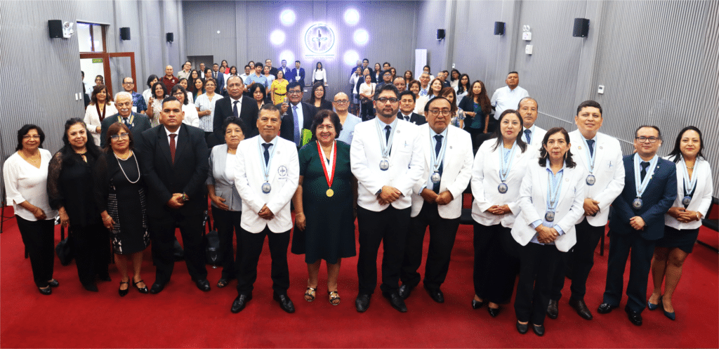 Autoridades y asistentes en ceremonia del Día del Tecnólogo Médico en auditorio nacional