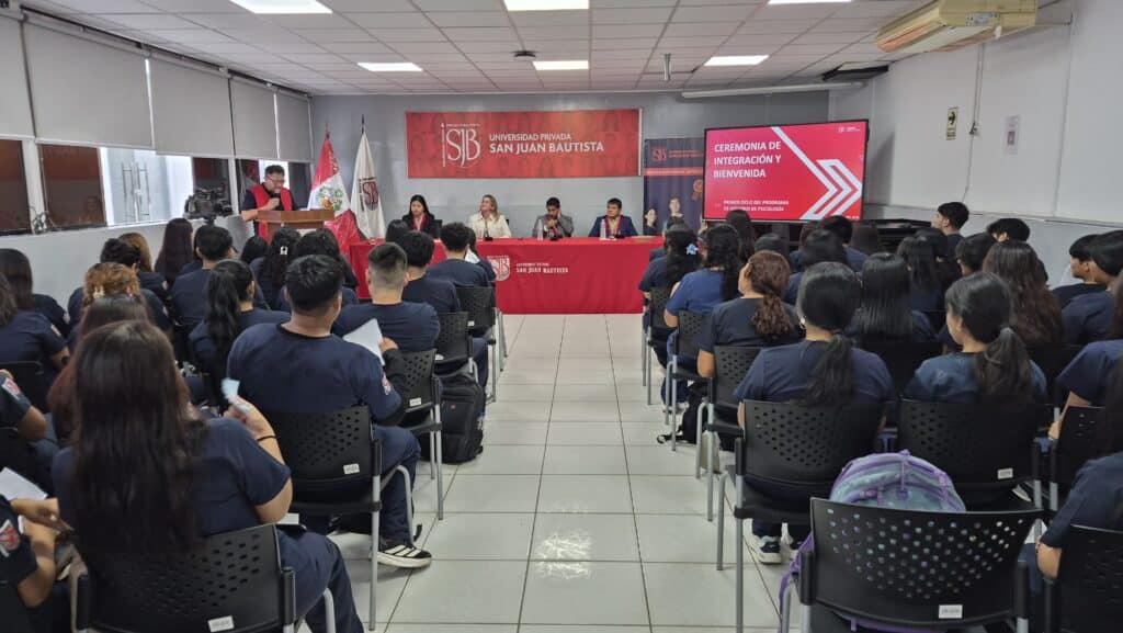 Ceremonia de Psicología UPSJB con estudiantes y mesa de autoridades.
