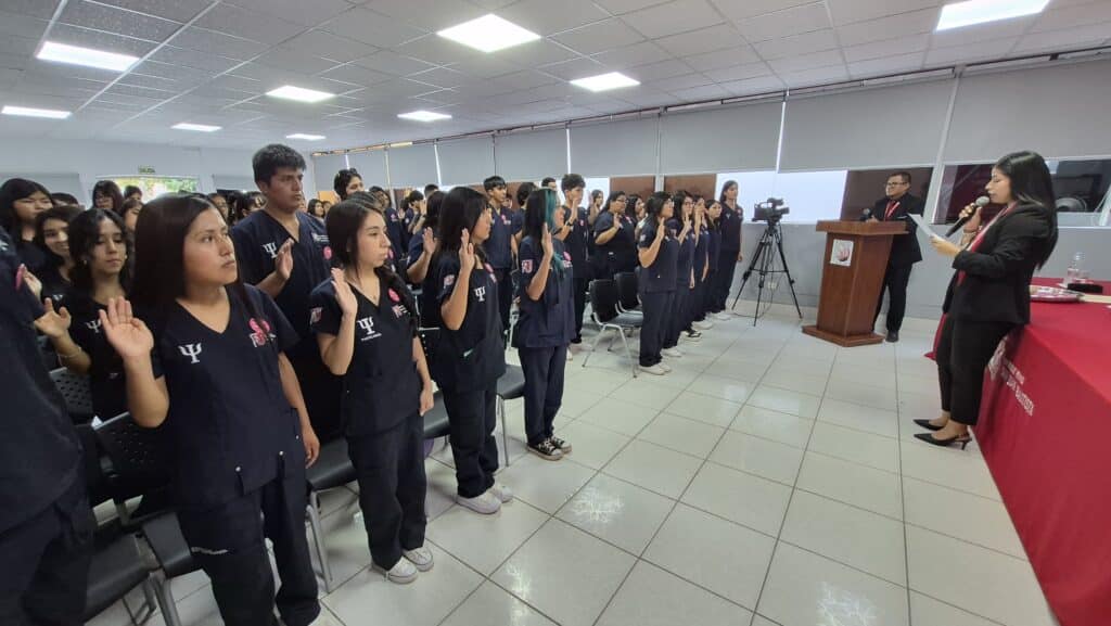 Estudiantes de Psicología de la UPSJB realizan juramentación durante ceremonia de imposición de pines