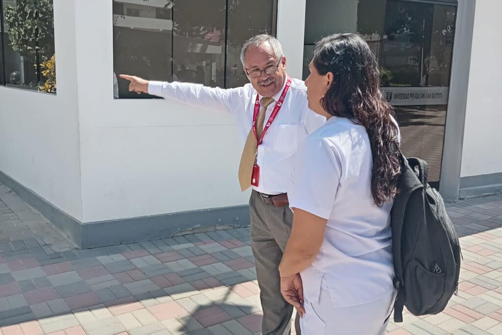 Personal UPSJB orientando a estudiante en Filial Ica.