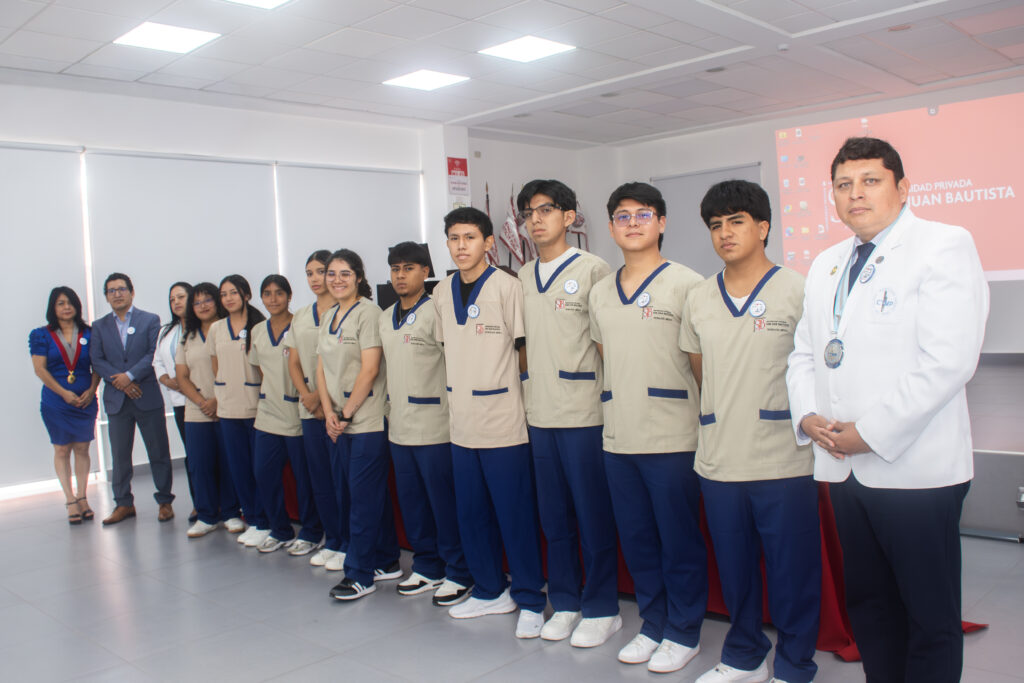 Autoridades académicas de la UPSJB junto a estudiantes de Tecnología Médica en la ceremonia de bienvenida.