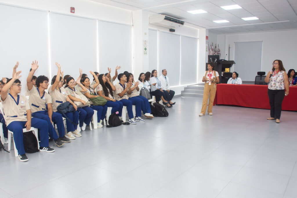 Estudiantes de Tecnología Médica participando en dinámicas de integración lideradas por Bienestar Estudiantil.