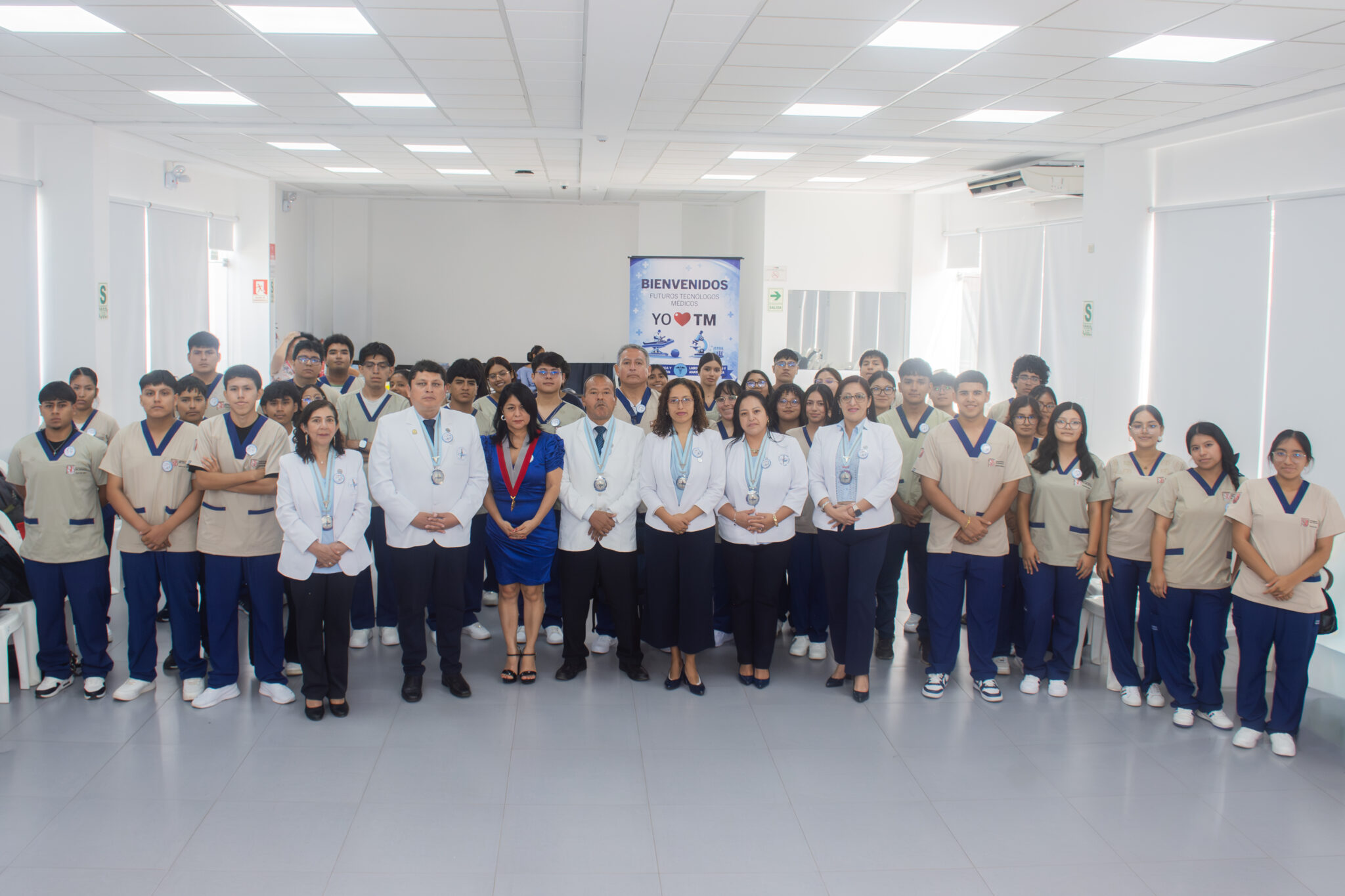 Gran grupo de ingresantes de Tecnología Médica, docentes y autoridades en el auditorio de la UPSJB.