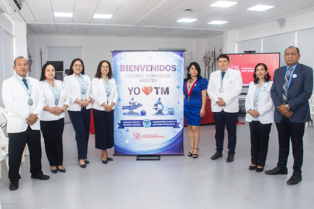 Autoridades y representantes del Colegio de Tecnólogos Médicos junto al banner oficial del evento.
