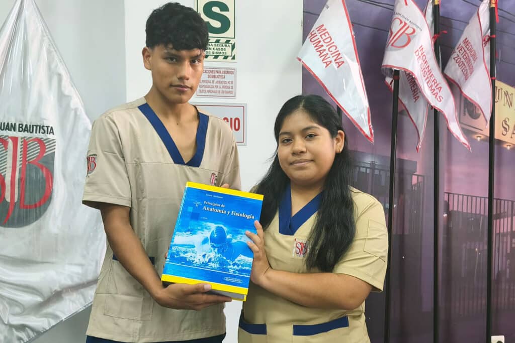 Estudiantes de Tecnología Médica en la filial Ica/Chincha recibiendo el libro "Principios de Anatomía y Fisiología".