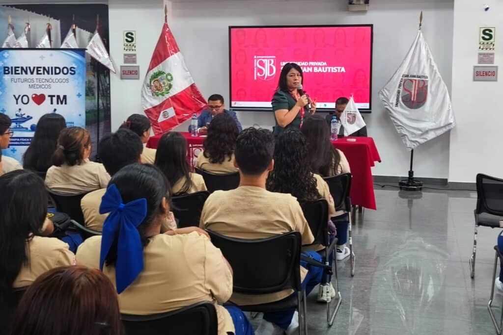 Directora de la Escuela de Tecnología Médica brindando discurso de bienvenida en el auditorio de la filial.