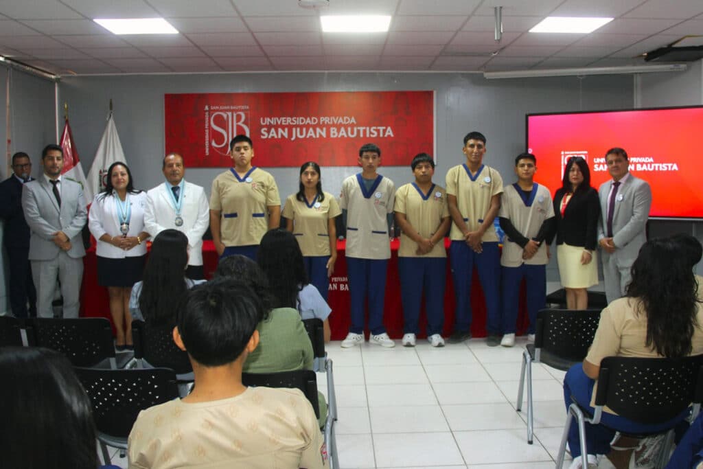Mesa de honor y alumnos representantes de Tecnología Médica en ceremonia de bienvenida regional.