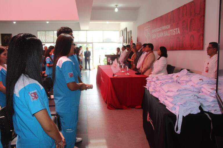 Auditorio lleno de estudiantes de Medicina Humana de la filial Ica de la UPSJB durante la ceremonia de imposición de batas blancas.